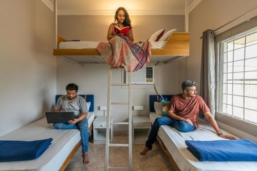 madpackers rishikesh laxman jhula