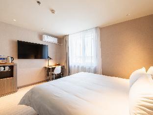 hanting hotel dalian railway station light rail station