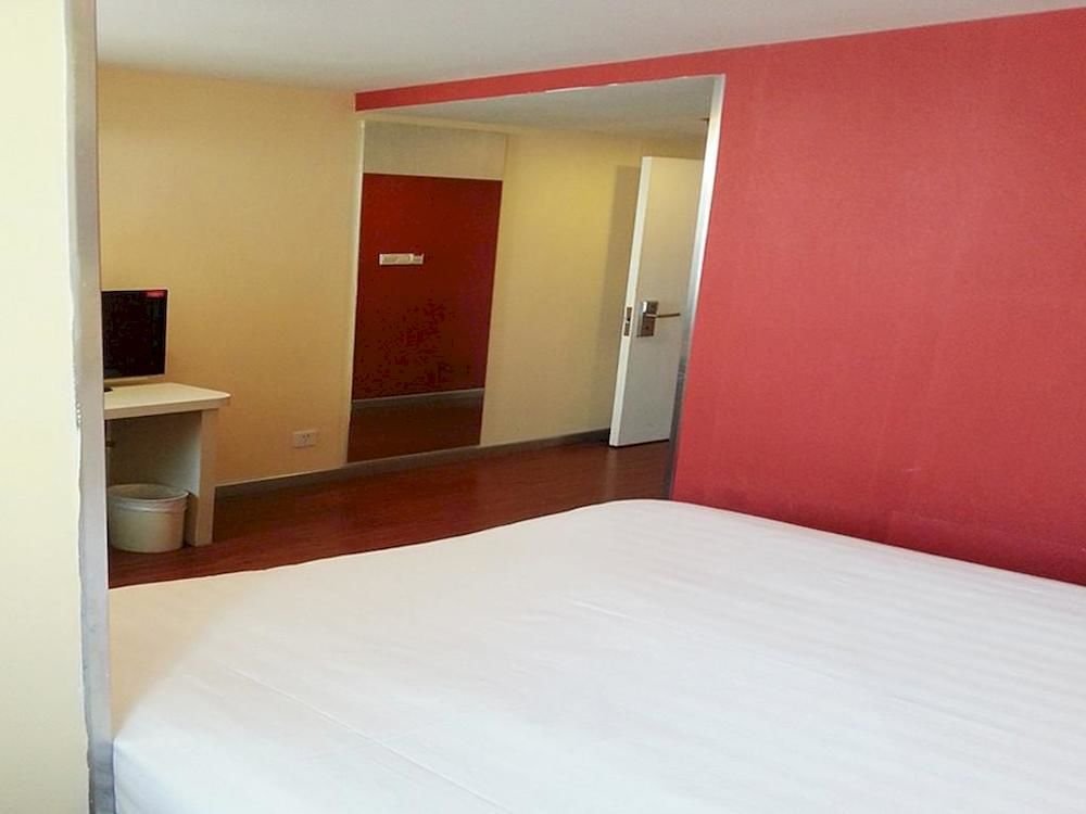 hanting hotel dalian railway station light rail station