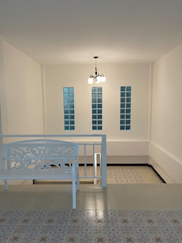 ivory house sriracha