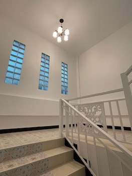 ivory house sriracha