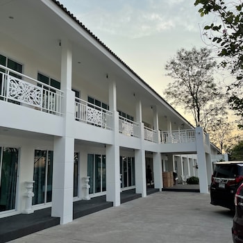 ivory house sriracha