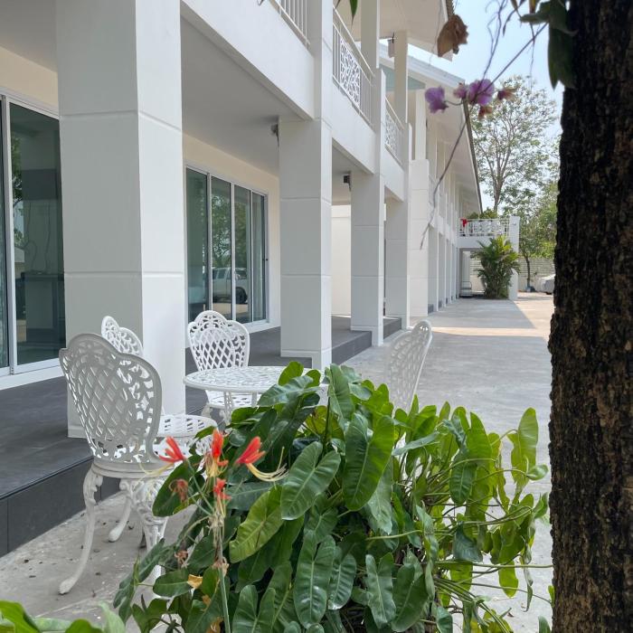 ivory house sriracha