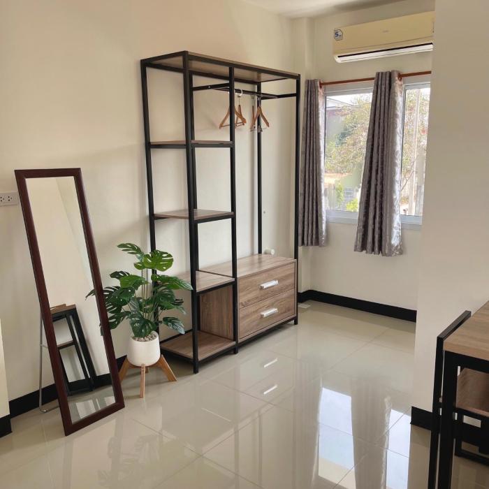 ivory house sriracha