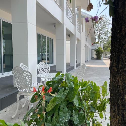 ivory house sriracha