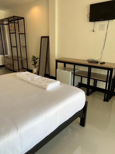 ivory house sriracha