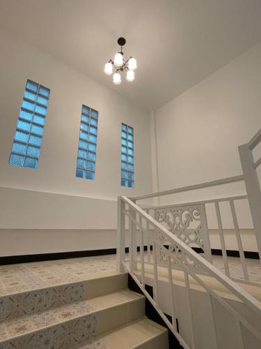 ivory house sriracha