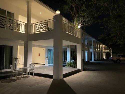 ivory house sriracha