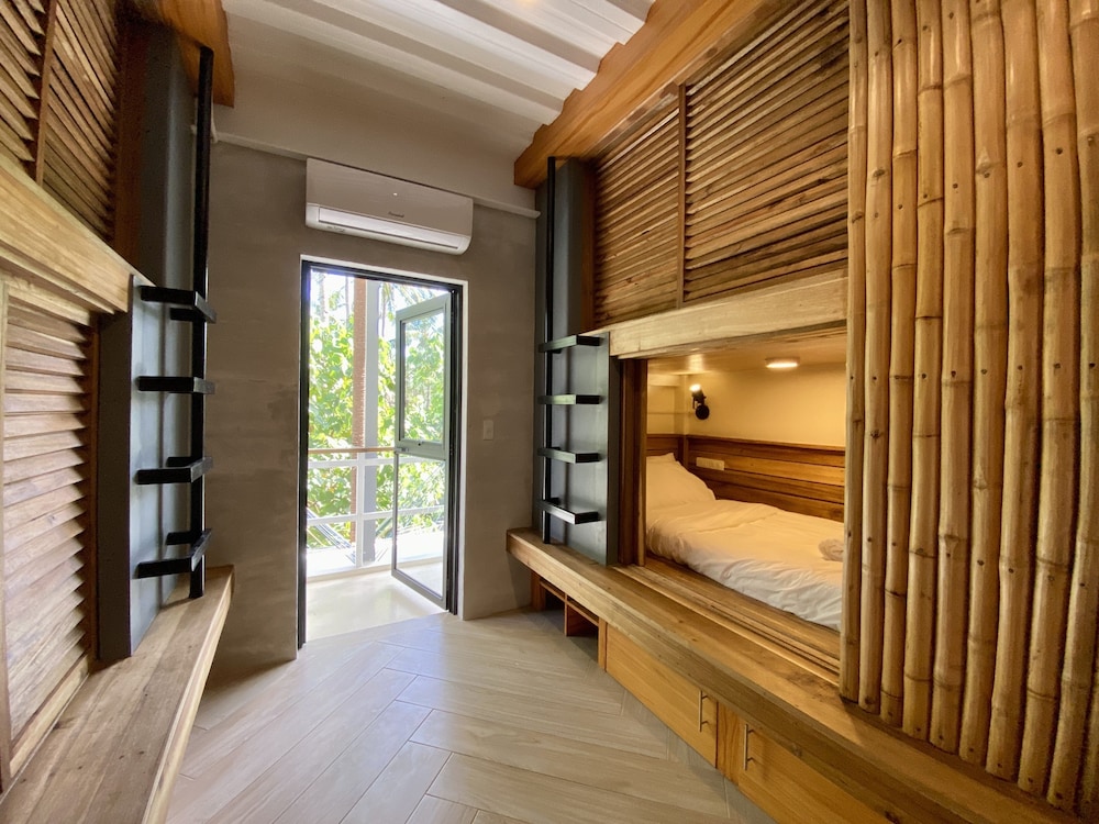 happiness hostel siargao