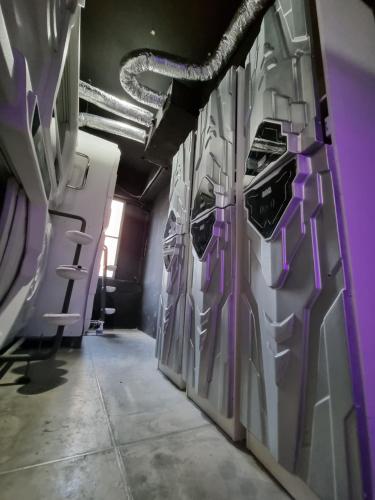 met a space pod phrom phong