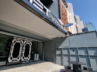 met a space pod phrom phong