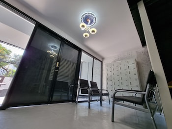 met a space pod phrom phong