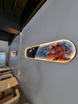 met a space pod phrom phong