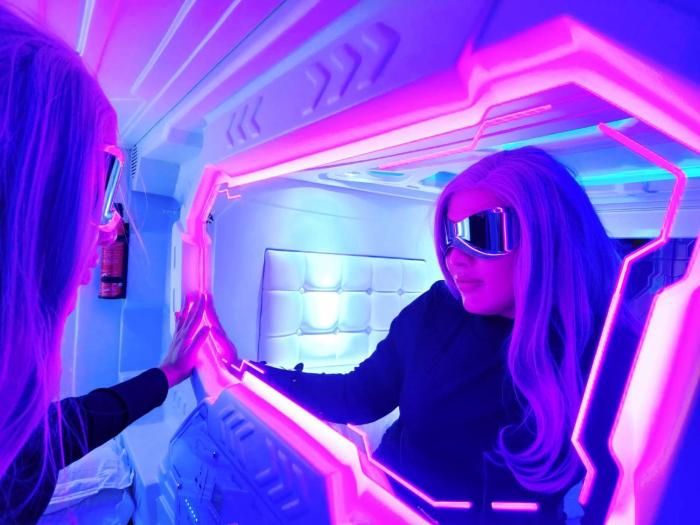 met a space pod phrom phong