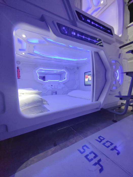 met a space pod phrom phong