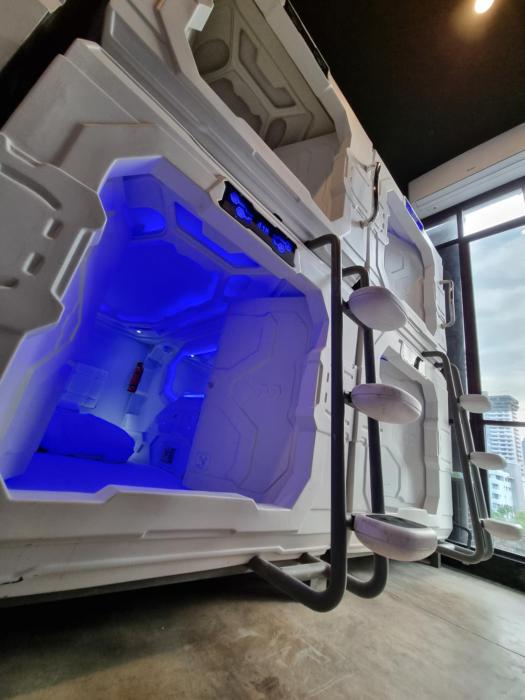 met a space pod phrom phong