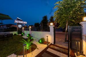 the private airport hotel