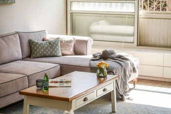 stunning 2br apartment in beeri