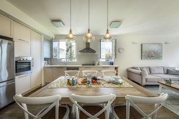 stunning 2br apartment in beeri