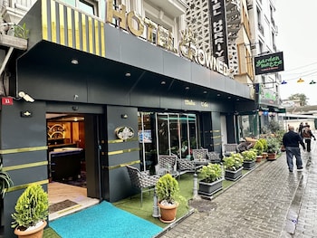 crowned plus hotel