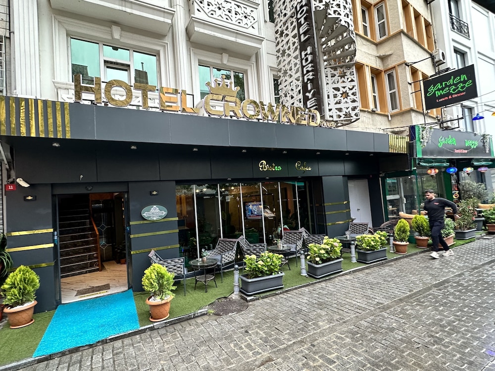 crowned plus hotel