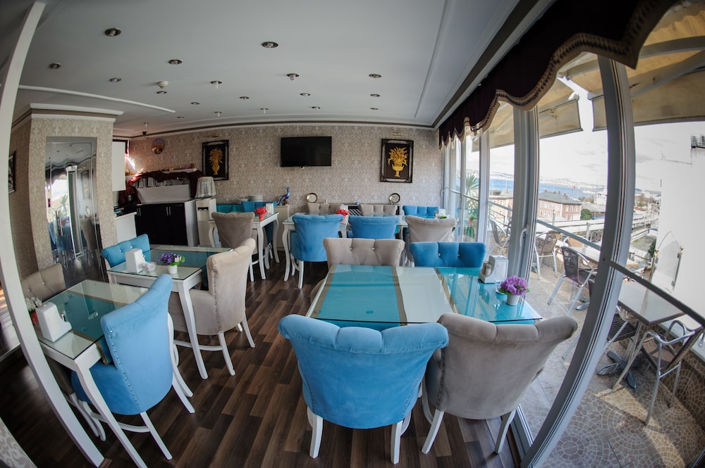 crowned plus hotel