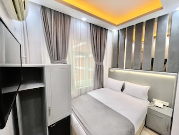 crowned plus hotel
