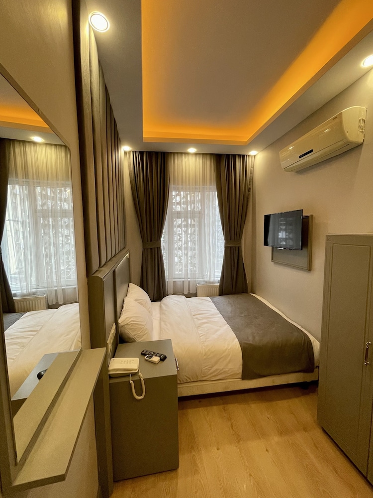crowned plus hotel