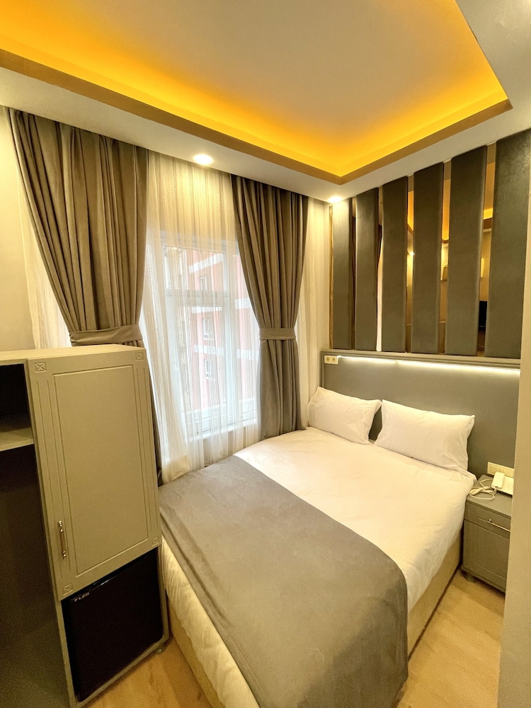 crowned plus hotel
