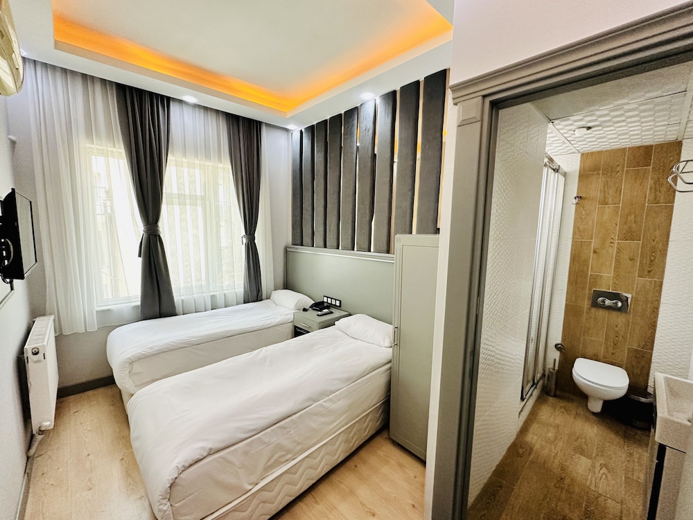 crowned plus hotel