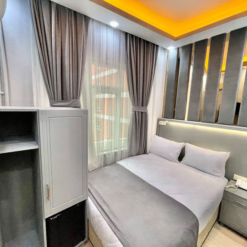 crowned plus hotel