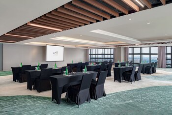whiz luxe hotel spazio surabaya