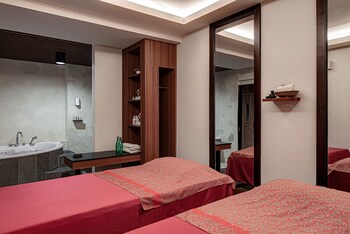 whiz luxe hotel spazio surabaya