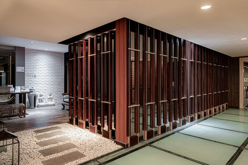 whiz luxe hotel spazio surabaya