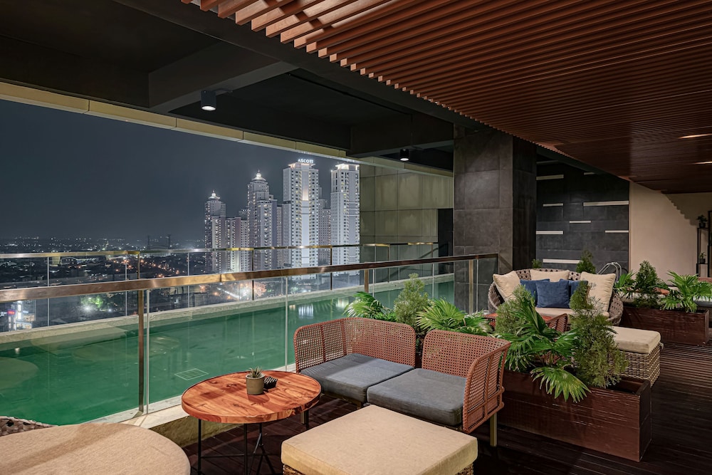 whiz luxe hotel spazio surabaya