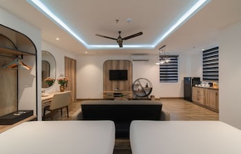 aaron boutique hotel