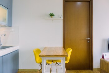cozy stay 1br at m town signature apartment