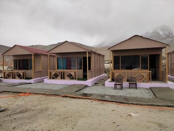 pangong sunrise cottage and resort