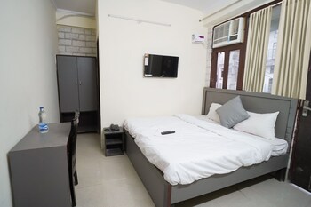 roomshala 034 grihum noida sector 63