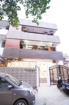 roomshala 034 grihum noida sector 63