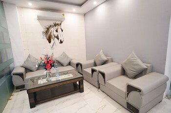 roomshala 034 grihum noida sector 63