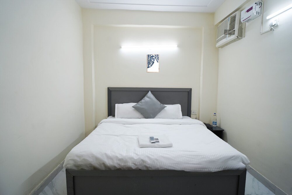 roomshala 034 grihum noida sector 63