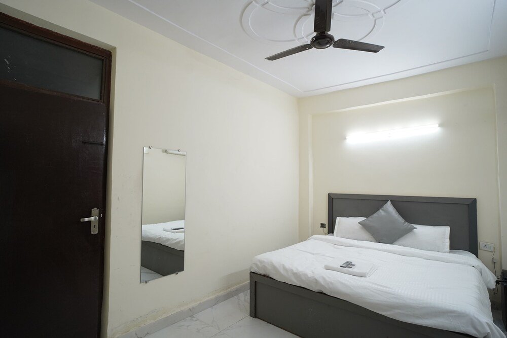 roomshala 034 grihum noida sector 63