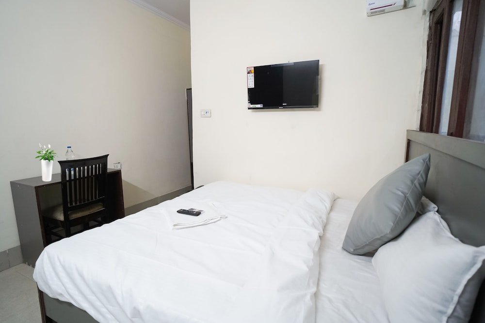 roomshala 034 grihum noida sector 63