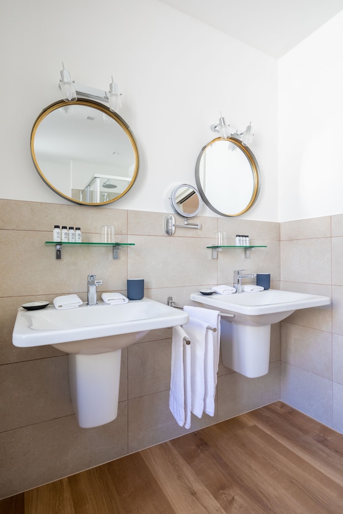 vis a vis apartments