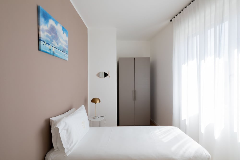 vis a vis apartments