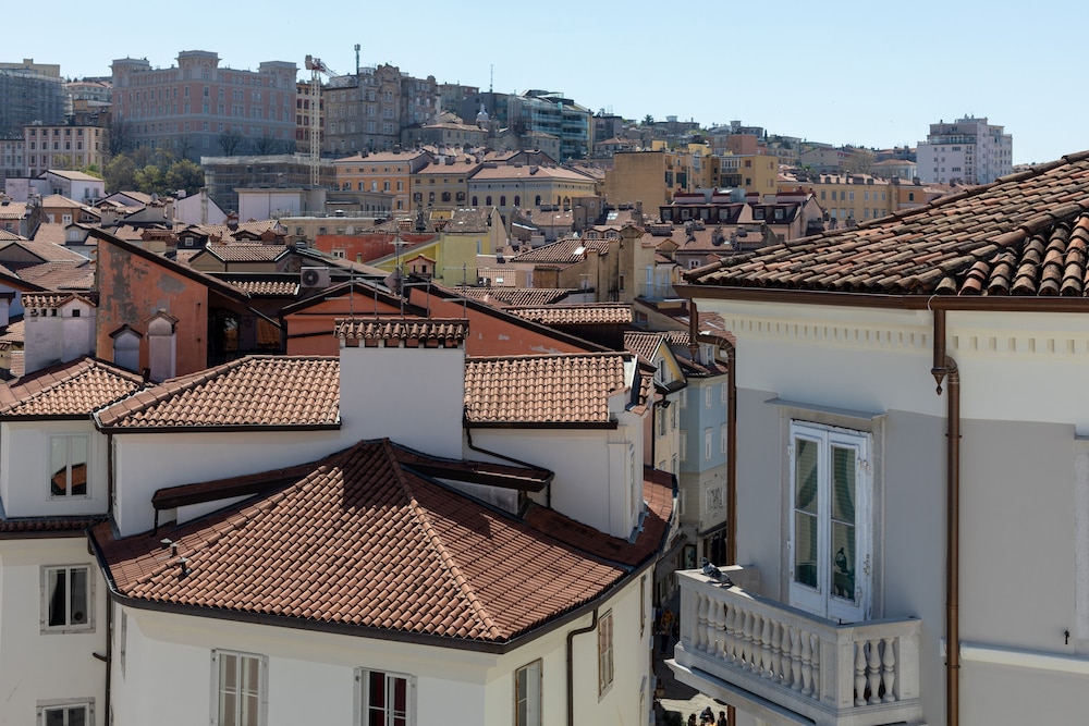 vis a vis apartments