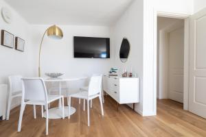 vis a vis apartments