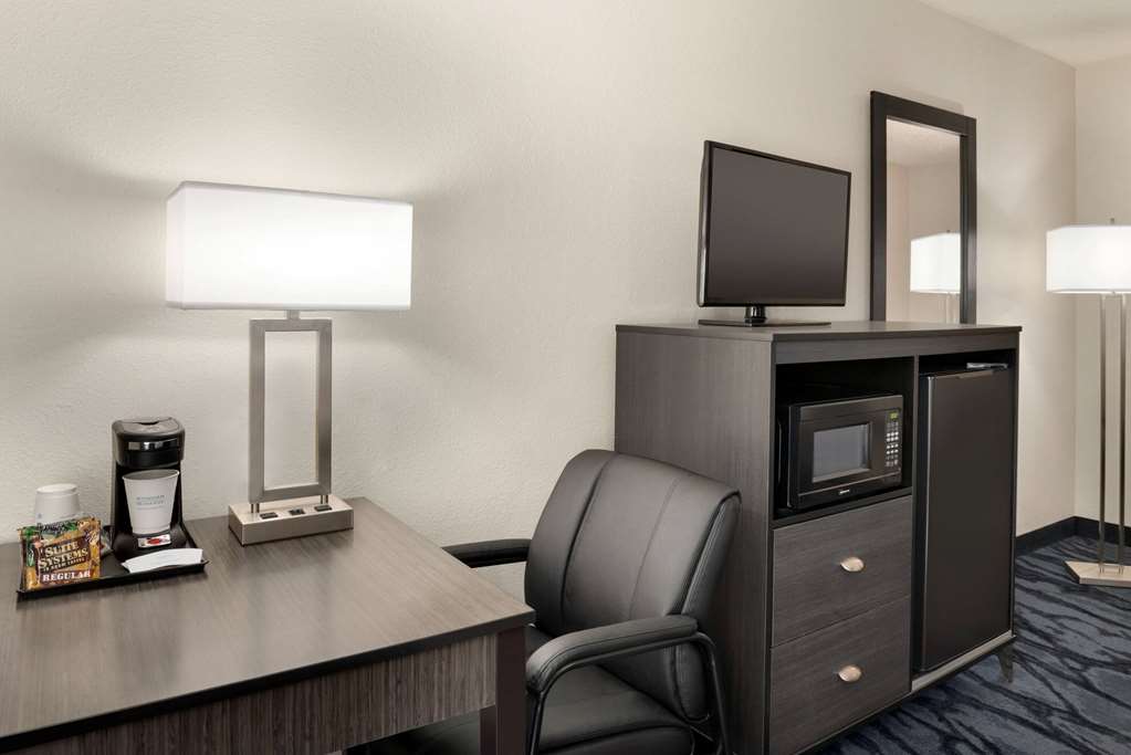 baymont inn and suites by wyndham swanton toledo airport