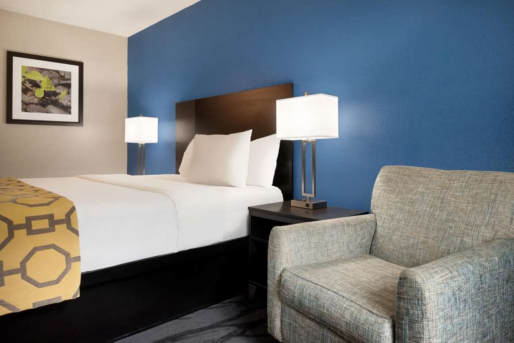 baymont inn and suites by wyndham swanton toledo airport
